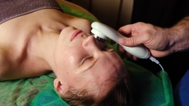 Ultrazvuková Masáž Obličeje Žena Dostane Kosmetický Zákrok Tváři Tmavém Pozadí — Stock video