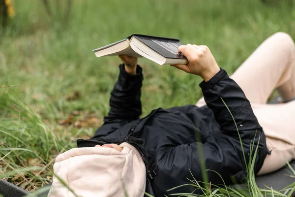 Una Mujer Yace Hierba Lee Libro Camping Relajación —  Fotos de Stock