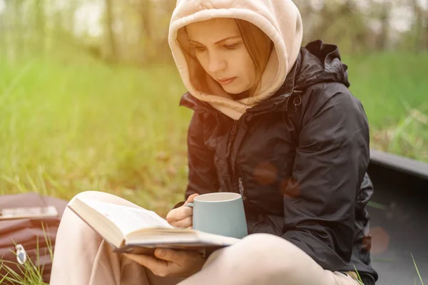 Eine Frau Mit Einer Tasse Und Einem Buch Park Sitzt — Stockfoto