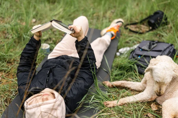 Una Donna Giace Sull Erba Legge Libro Cane Sta Riposando — Foto Stock