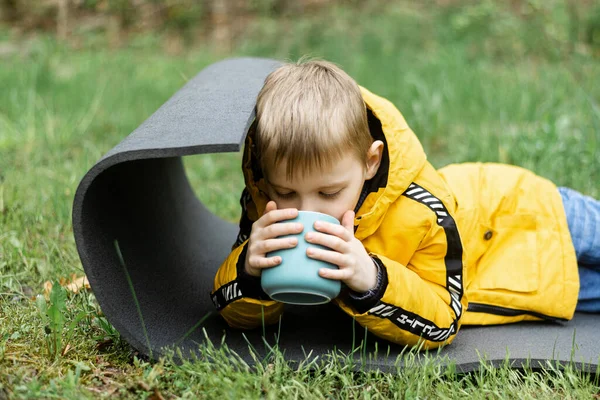 Menino Casaco Bebe Uma Xícara Floresta Verde Piquenique — Fotografia de Stock