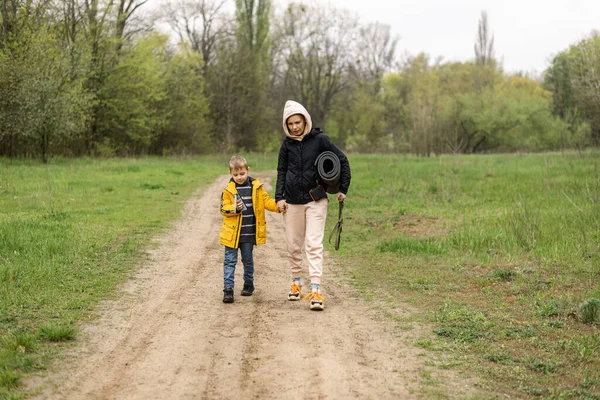 Eine Mutter Und Ein Kleiner Sohn Spazieren Durch Den Park — Stockfoto