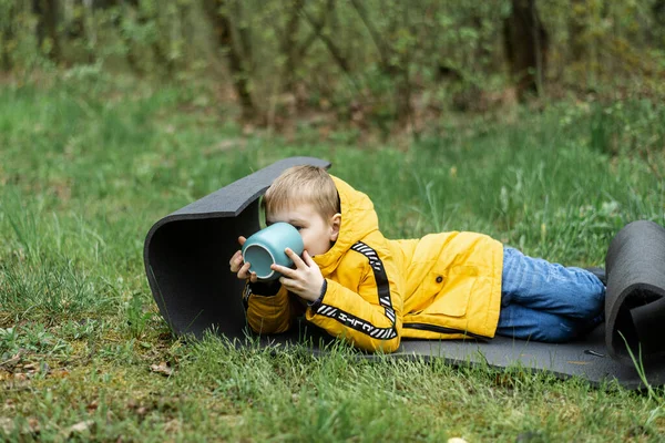 Menino Casaco Bebe Uma Xícara Floresta Verde Piquenique — Fotografia de Stock