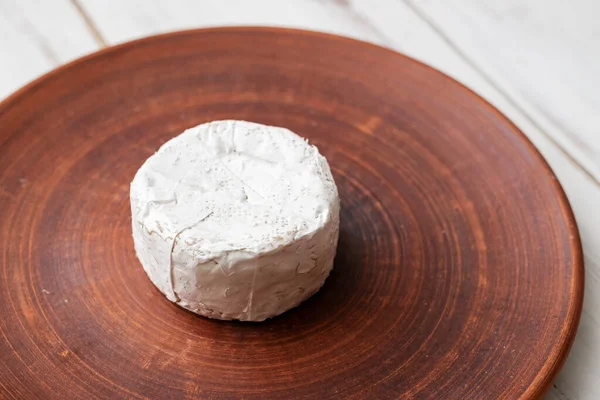 Kahverengi Bir Tabakta Yuvarlak Mavi Peynir — Stok fotoğraf