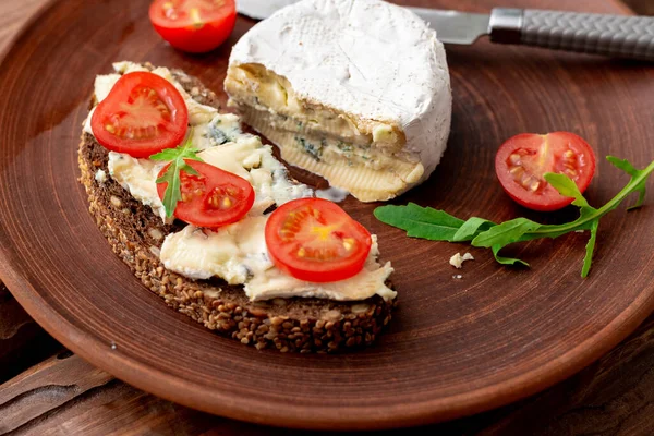 Pain Aux Céréales Avec Fromage Bleu Tomates Cerises Sur Une — Photo