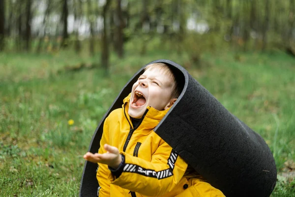Мальчик Куртке Лежит Зеленом Лесу Осенью Весной Отдых Отдых Природе — стоковое фото