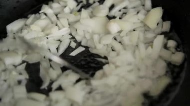 Ayçiçeği yağı dökme demir bir tavaya dökülür..