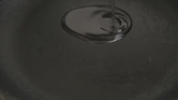 Соняшникову Олію Наливають Чавунну Сковороду — стокове відео