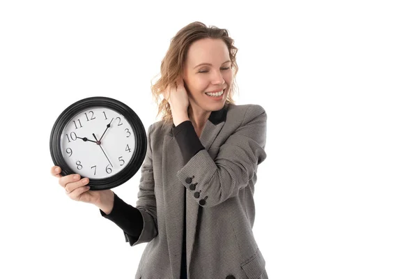 Mujer Sonriente Sosteniendo Gran Reloj Sus Manos Tiempo Para Descansar — Foto de Stock