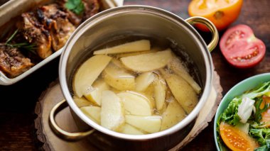 Tencerede haşlanmış taze patates pişirmek..