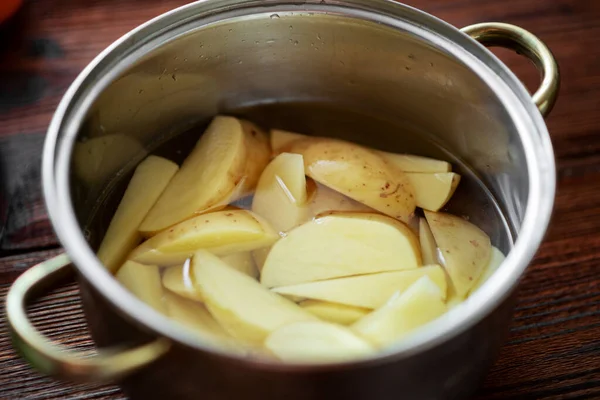 Patatas Crudas Picadas Una Olla Agua Preparación Para Cocinar — Foto de Stock