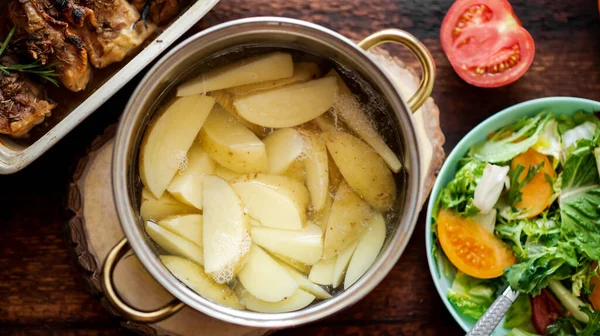 Tencerede Haşlanmış Taze Patates Pişirmek — Stok fotoğraf