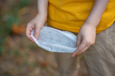 Islak mendili olan genç bir çocuk. Kişisel temizlik..