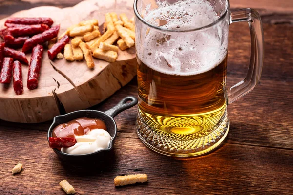 Copo Cerveja Lanches Fundo Madeira — Fotografia de Stock