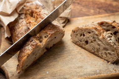 Karabuğday ekmeği parçaları. Tahtada dilimlenmiş baget..