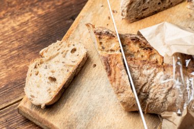 Karabuğday ekmeği parçaları. Tahtada dilimlenmiş baget..