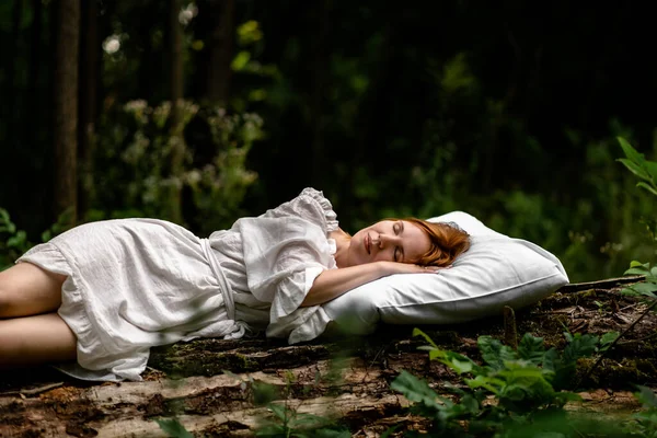Женщина Спит Лесу Подушке Здоровый Крепкий Сон Отдых Отдых Природе — стоковое фото