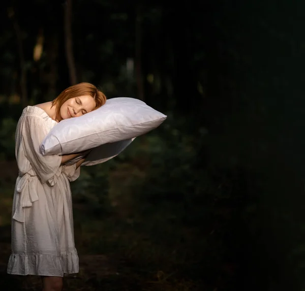 Egy Fáradt Kimerült Alszik Egy Párnán Amit Erdőben Tart Kezében — Stock Fotó