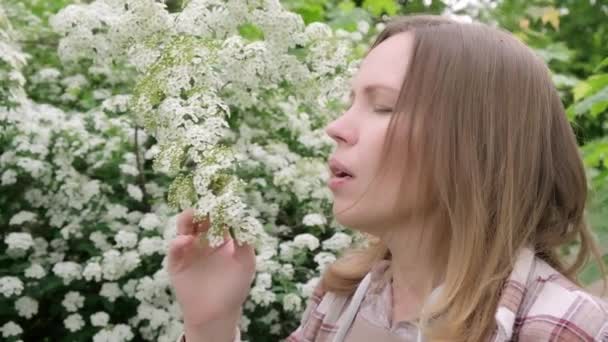 Μια Γυναίκα Φτερνίζεται Στο Δάσος Κοντά Λουλούδια Καλοκαίρι Αλλεργία Ανθίσει — Αρχείο Βίντεο
