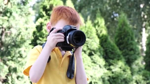 Kijów Ukraina Lipca 2021 Młody Rudowłosy Chłopiec Robi Zdjęcie Kamerze — Wideo stockowe