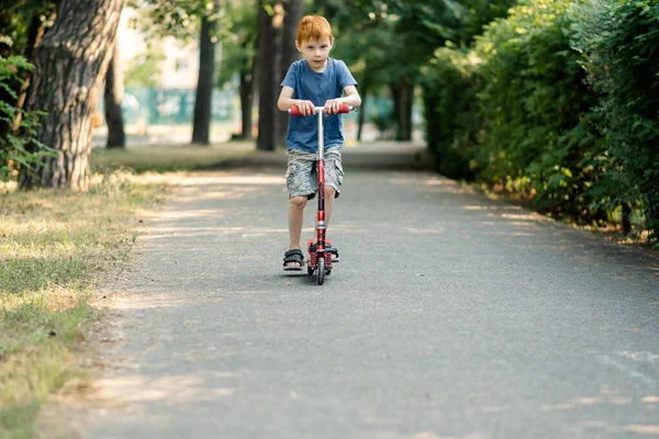 Junge Fährt Sommer Roller Auf Der Straße — Stockfoto