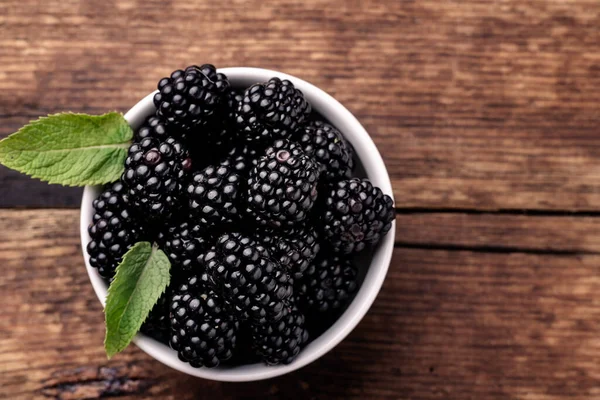 Blackberries White Bowl Mint Leaves Wooden Background Close — Stock Photo, Image