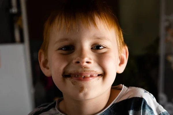 Молодой Мальчик Грязным Лицом Мороженого — стоковое фото