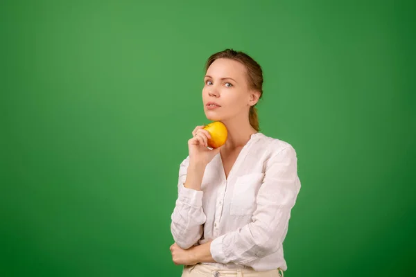 Pretty Woman Middle Age White Shirt Holds Apple Her Hand — Stock Photo, Image