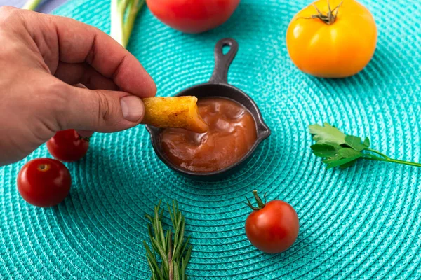 Patatas Fritas Sumergidas Ketchup Sobre Fondo Turquesa Hay Varias Verduras — Foto de Stock