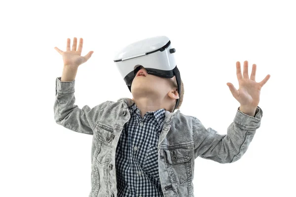 Ragazzo Con Occhiali Realtà Virtuale Isolati Sfondo Bianco Bambino Eccitazione — Foto Stock