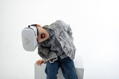 Şokta olan bir çocukta sanal gerçeklik gözlüğü. 3 boyutlu gözlüklerle eğlence.