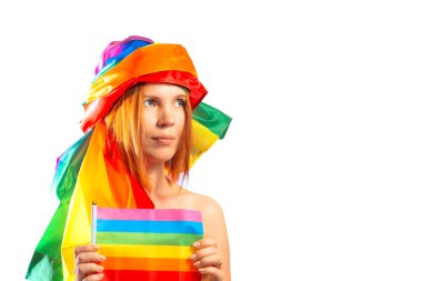 Kafasında gökkuşağı bayrağı olan çekici orta yaşlı kadın beyaz arka planda izole edilmiş. LGBT Uluslararası lezbiyen, eşcinsel, biseksüel ve transseksüel topluluğun sembolü