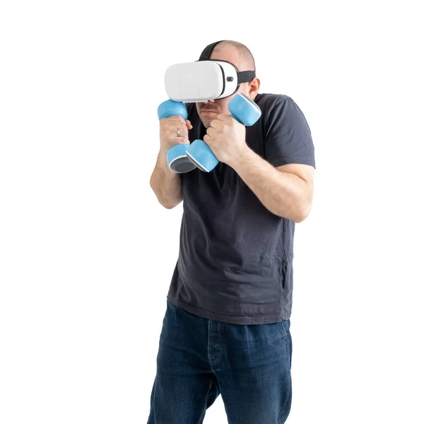 一个没有运动精神的中年男人 戴着一副戴着哑铃的虚拟现实眼镜 被白色背景隔离 — 图库照片