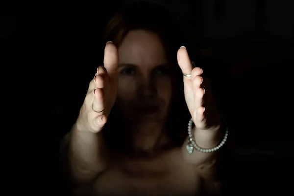 Mãos Iluminadas Estendidas Uma Mulher Escuridão — Fotografia de Stock