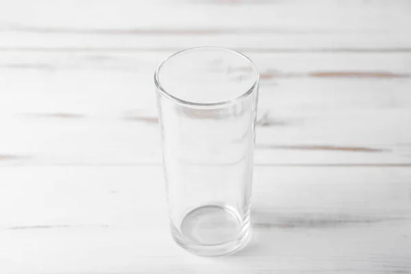 Bicchiere Vuoto Cucina Vetro Sfondo Bianco Legno — Foto Stock