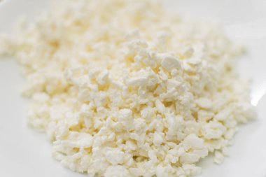 Ahşap arka planda bir tabakta süzme peynir..