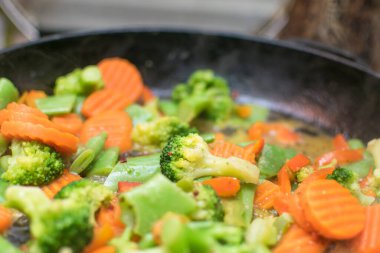 Tavada farklı sebze karışımından sebze güveci pişirmek..