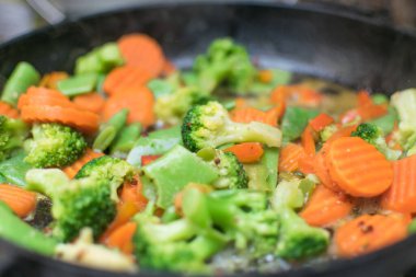 Tavada farklı sebze karışımından sebze güveci pişirmek..