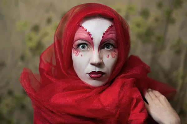 Таємнича Містична Жінка Обличчям Пофарбована Біло Червоний Колір — стокове фото