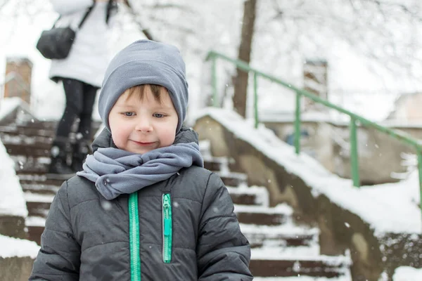 Malý Chlapec Zimě Venku — Stock fotografie