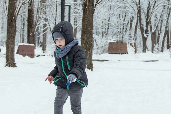 Malý Chlapec Běží Sněhem Parku — Stock fotografie