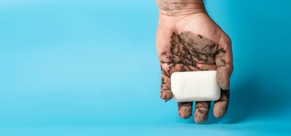 Global Handwashing Day Personligt Hygienkoncept Smutsig Hand Håller Tvål Blå — Stockfoto