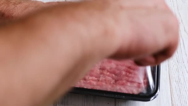 Mãos Masculinas Abrem Pacote Com Carne Picada Crua Fresca Preparação — Vídeo de Stock