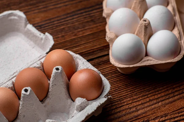 Ovos Frango Uma Bandeja Marrom Branco — Fotografia de Stock