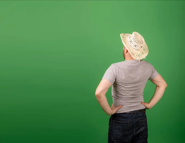 Hombre Irreconocible Mediana Edad Con Sombrero Sobre Fondo Verde Demuestra — Foto de Stock