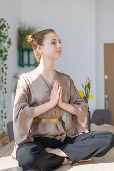 Jeune Fille Attrayante Assise Dans Lotus Méditation Concept Pensées Calmes — Photo