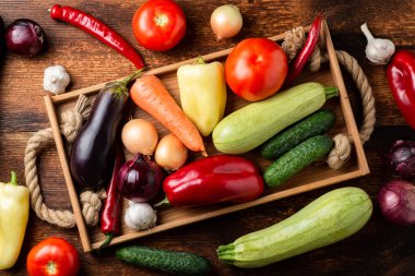 Çeşitli sebzeler - kabak, patlıcan, biber, domates ve ahşap kaplama. Yemek hazırlığı.