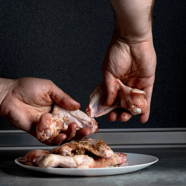 Ein Mann Reibt Hühnerflügel Zum Kochen Mit Gewürzen Ein — Stockfoto