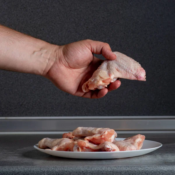 Ein Mann Hält Einen Rohen Hühnerflügel Der Hand Zubereitung Zum — Stockfoto