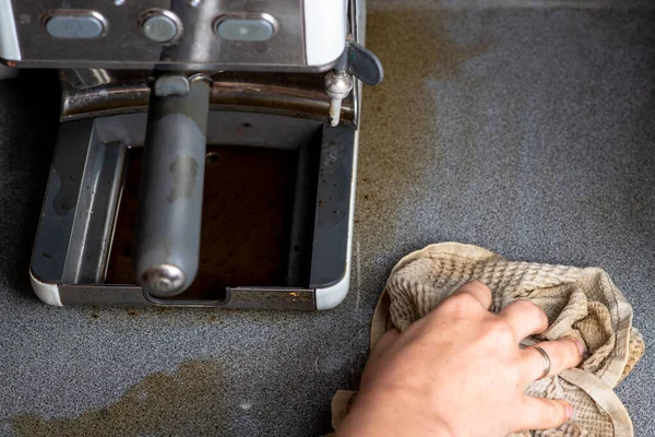 Máquina Café Roto Necesita Ser Reparada Mujer Limpia Las Consecuencias — Foto de Stock